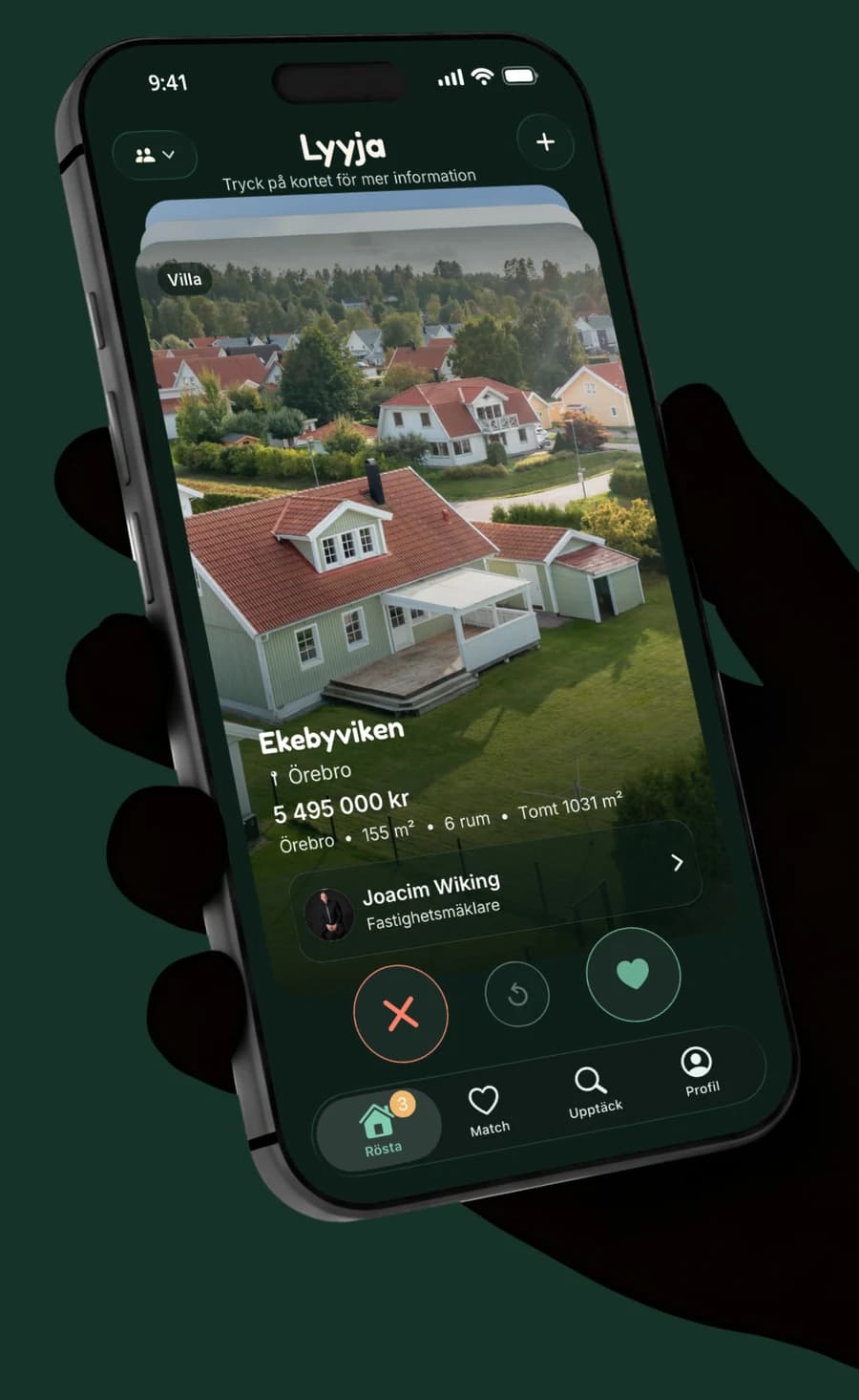 Röstvyn i Lyyja med en bunt bostadskort, hållen i en hand